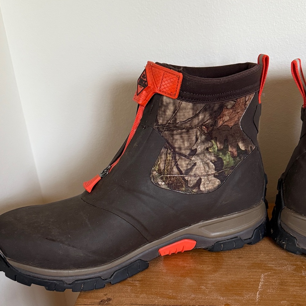 Muck Boots Men's Apex Mid Zip boots.
Some dirt on treads, but little to no wear. - Picture 3 of 6